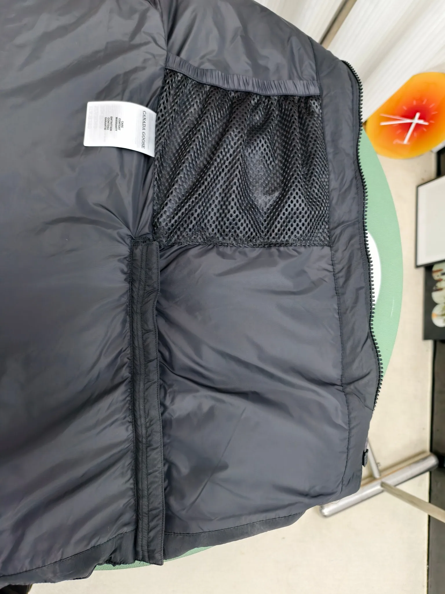 P1040————2800M (same style for men and women) Canada goose Lawrence long down jacket The Lawrence long down jacket provides basic protection for daily adventures and is made of sustainable Enduraluxe fabric with a practical soft touch. It has a quilted body and adjustable hood. Filled with extremely fluffy duck down. The adjustable down-filled connected hood and chin-protecting suede knitted stand-up collar are soft and extra-comfortable. Tapered rib-knit cuffs improve comfort and seal in heat. There are two zippered side vents at the bottom of the jacket for increased range of motion and ventilation. It has a longer hem at the back for added protection and reflective double stripes on the back. Color: black with red label, black with black label, navy blue with red label Size: XS-2XL